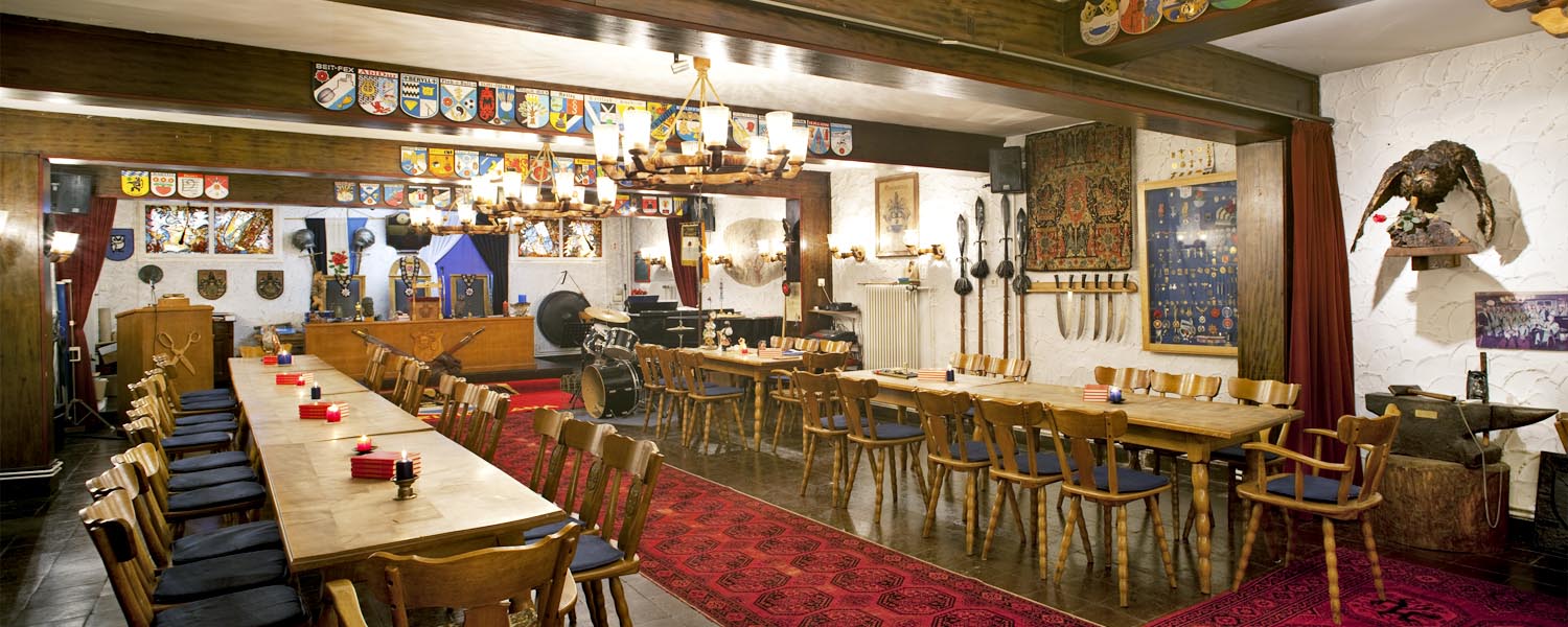 Traditioneller Festsaal mit Wappen und Wappenschildern Stahlburg